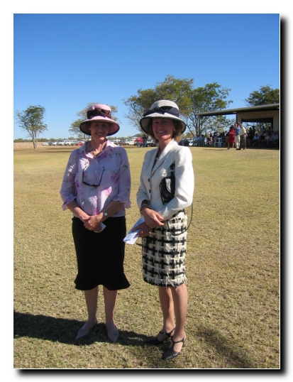 15 Schick schick auf dem Pferderennen